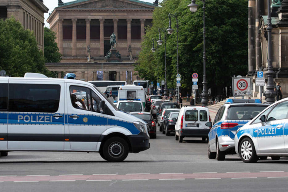 Unklare Lage vor dem Berliner Dom auf der historischen Museumsinsel. Die Polizei ist im Einsatz.