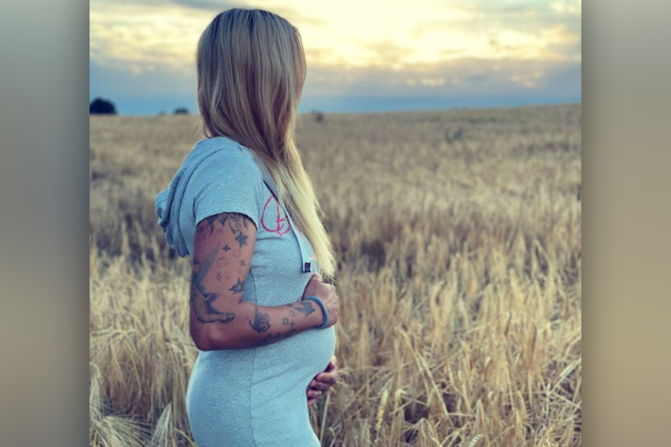 Denise Munding zeigt ihren Babybauch bei Instagram.
