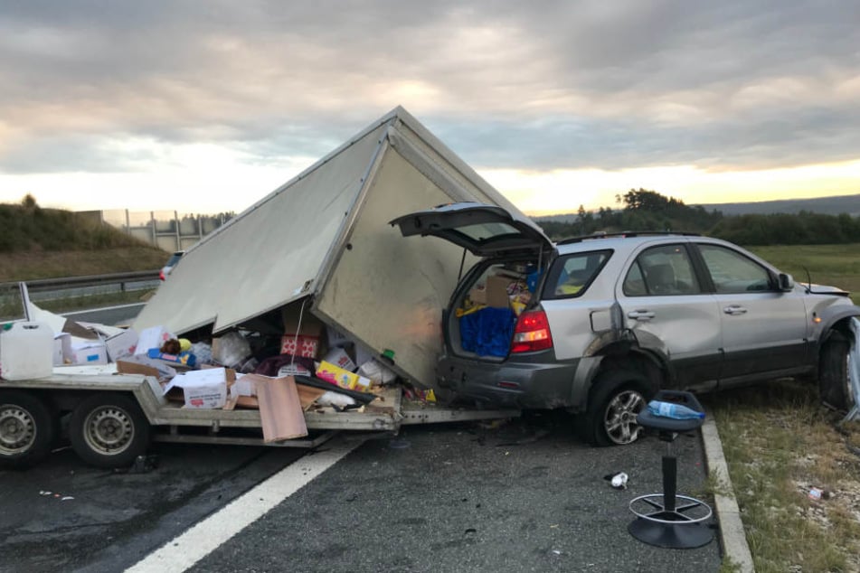 Der Verkaufsanhänger wurde bei dem Unfall völlig zerstört.