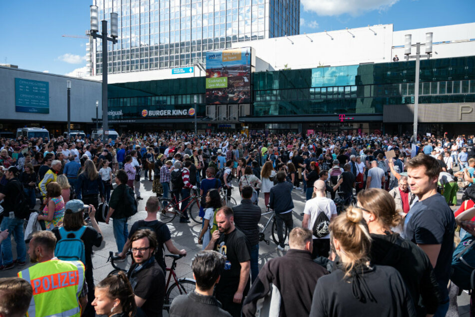 Menschen demonstrieren auf dem Alexanderplatz.