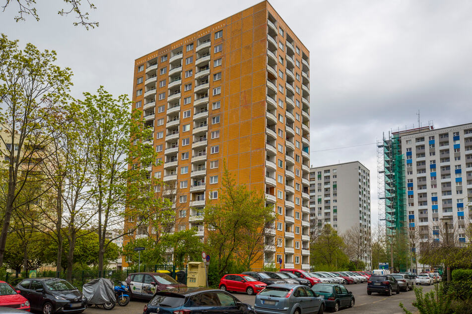 Das Hochhaus am Jacob-Winter-Platz soll in diesem Jahr saniert werden.