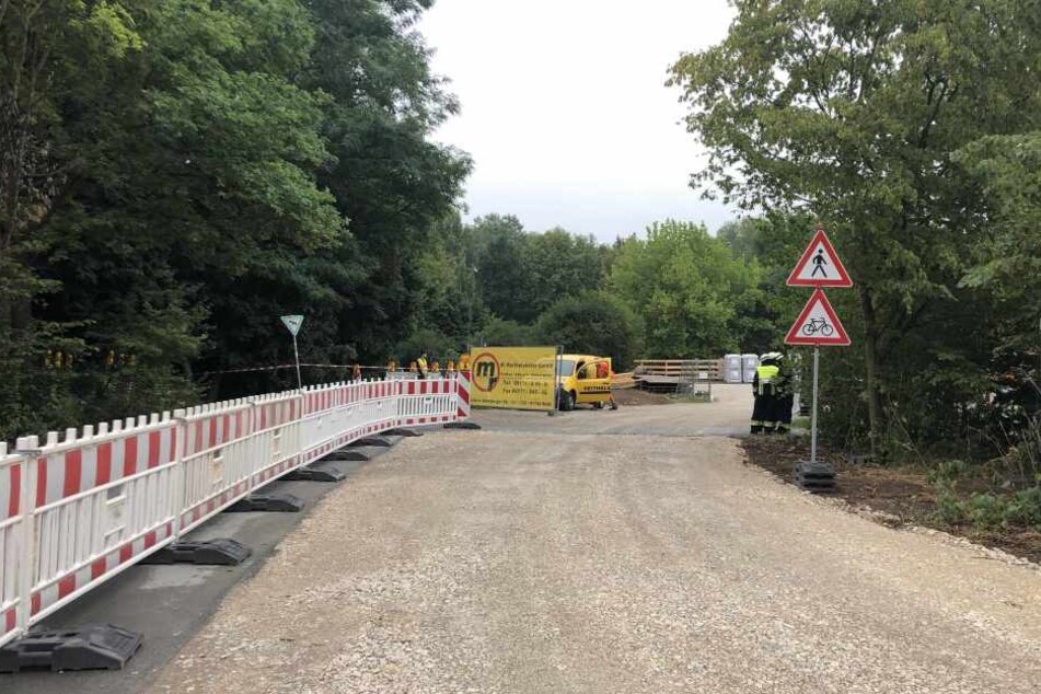 Die Einsatzkräfte bereiten eine Evakuierungszone rund um den Fundort im Wöhrder See vor.