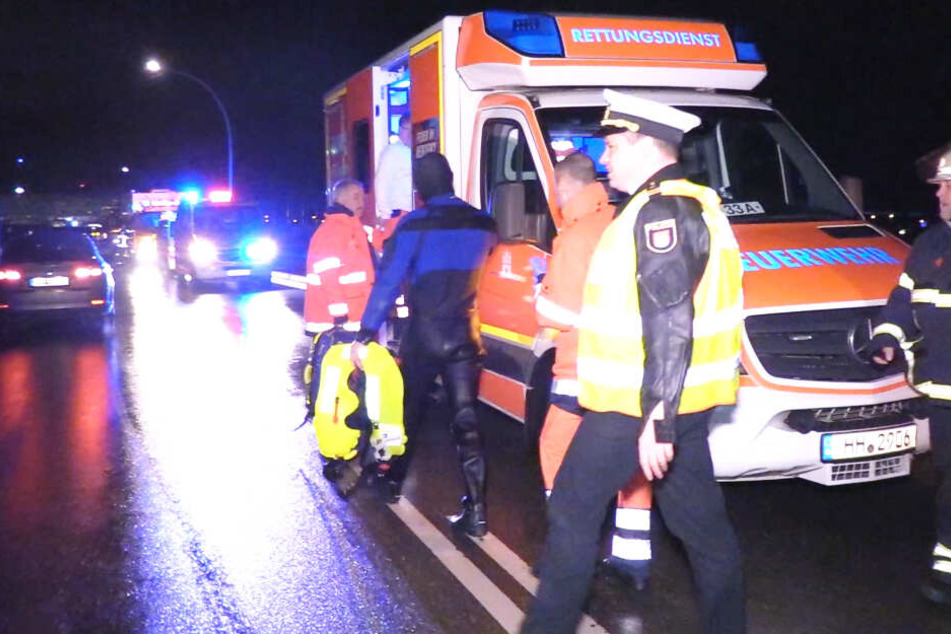 Der gekenterte Mann ging nach seiner Rettung zu einem Rettungswagen zur Untersuchung.