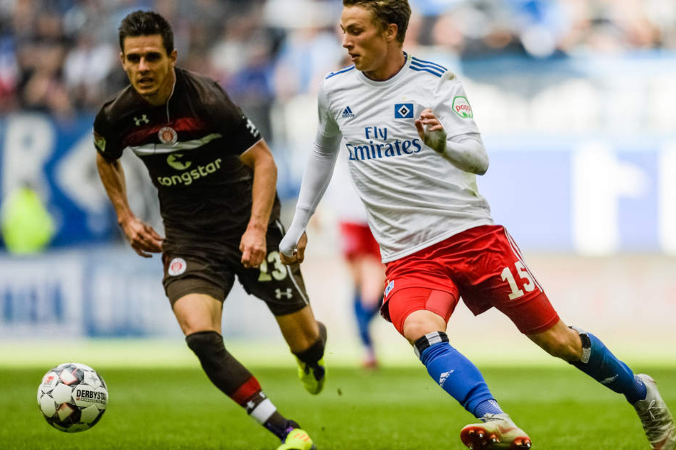 HSV-Profi Jann-Fiete Arp (r) im Duell mit Pauli-Kapitän Johannes Flum.