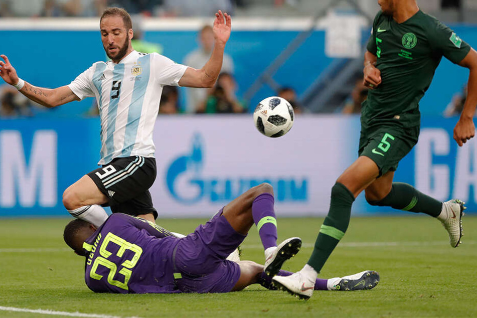 Uzoho blockt bei der WM 2018 einen Schuss von Gonzalo Higuain im Gruppenspiel gegen Argentinien.