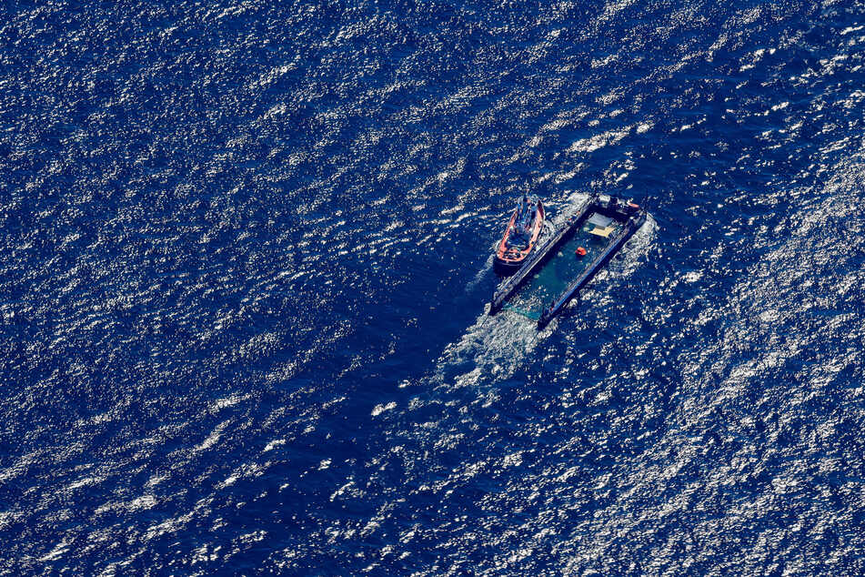 Letztendlich wurde der Buckelwal in einer Barge bis in die Nordsee gebracht.