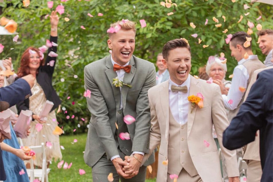 Das pure Glück: Schauspieler Lukas Sauer (32, l.) und sein Ehemann Henrik Hees genießen ihre Hochzeit in vollen Zügen.