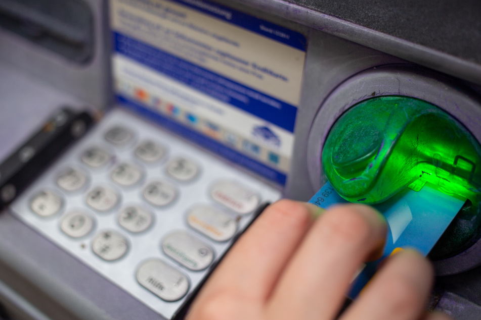 Die Sparkassenfiliale, in der sich der Geldautomat befunden hatte, wurde bei der Explosion stark beschädigt. (Symbolbild)