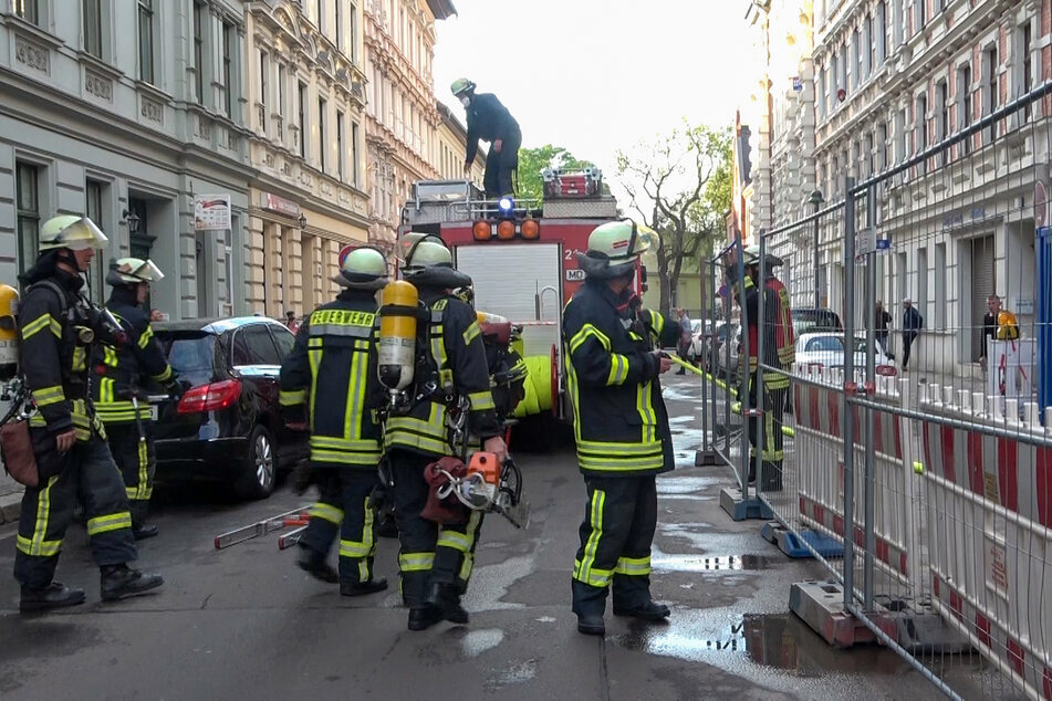 Mit Atemschutz betraten Feuerwehrleute die Baustelle.