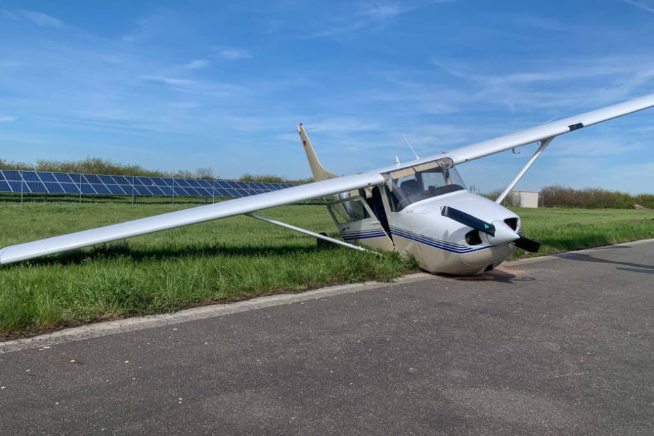 Bei dem Unfall wurde das Bugrad des Kleinflugzeugs abgerissen.