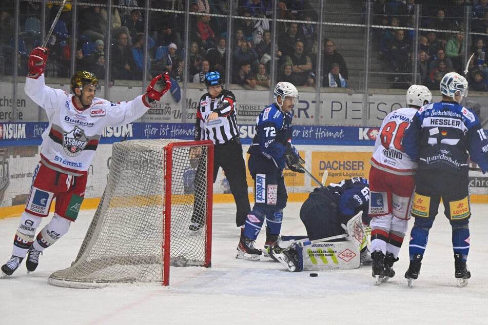 In der Vorsaison jubelte Andrew Yogan (l.), als er im Dress von Regensburg den Eislöwen ein Tor einschenkte!