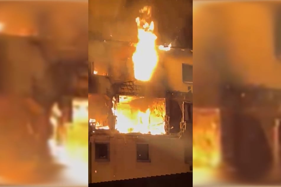 Aufnahme eines Augenzeugen: Das Gebäude steht nach der Explosion in Vollbrand.