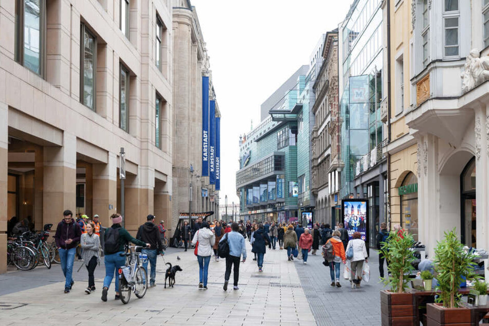 Shoppen in der Leipziger Innenstadt wird auch für Ungeimpfte, wenn getestet, wieder etwas entspannter.