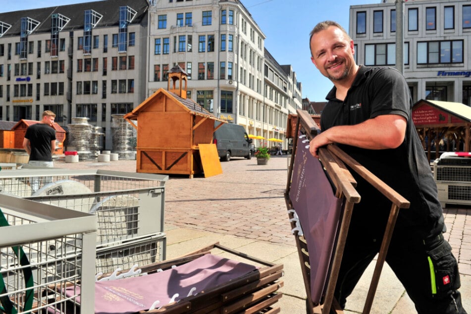 Hier packt der Chef noch selbst mit an: André Gruhle (49) half am heutigen Montag beim Abbau des Weindorfs.