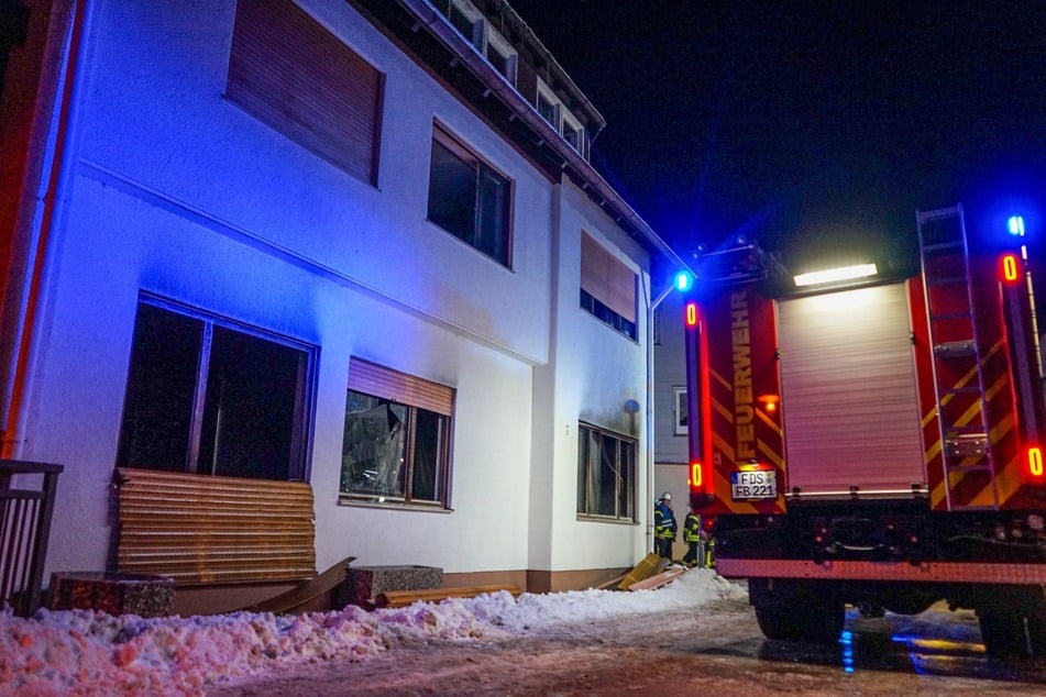 Der Brandherd soll sich ersten Ermittlungen zufolge in einem Zimmer im Erdgeschoss des Hauses befunden haben.