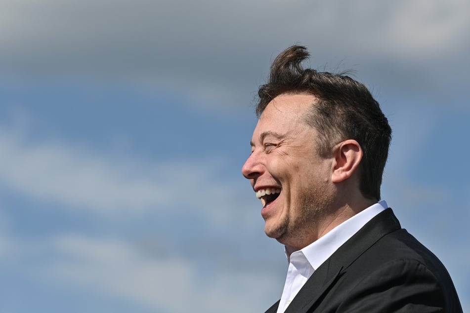 Auch nach seinem Rekordverlust hat Elon Musk noch gut lachen, denn ihm bleiben weitere 288 Milliarden US-Dollar an Vermögen übrig.