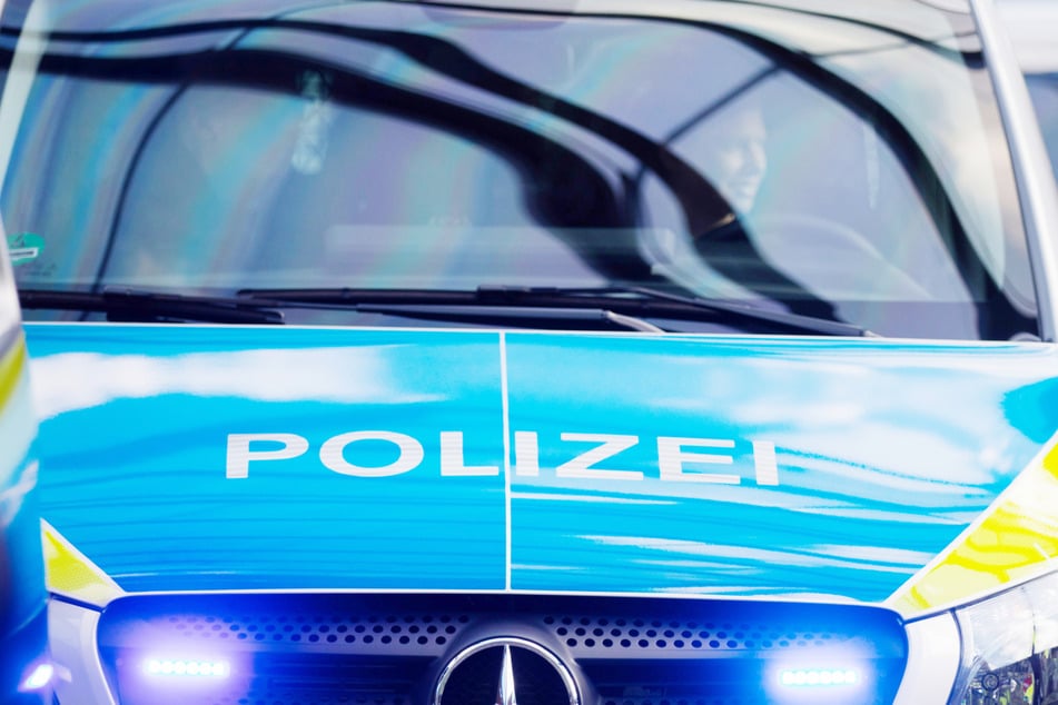 Der Streifenwagen war nach dem Crash nicht mehr fahrbereit und musste abgeschleppt werden. (Symbolfoto)