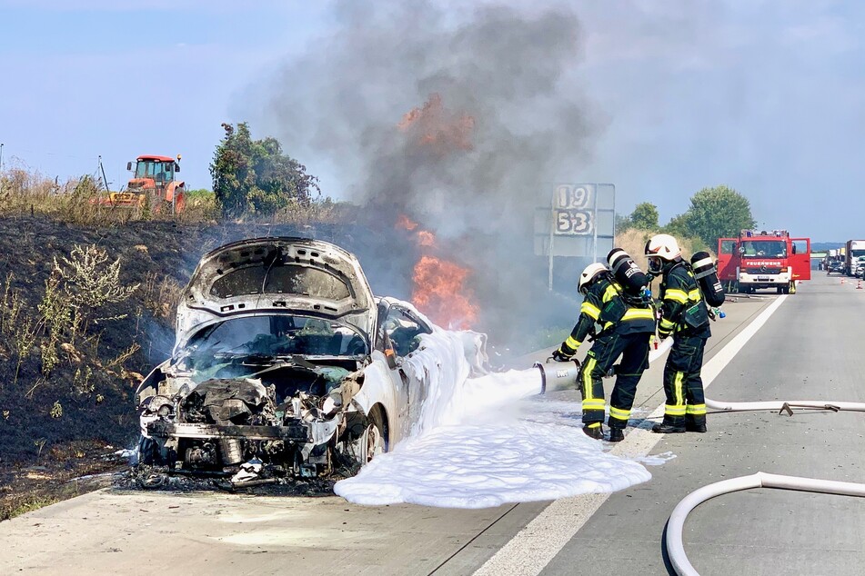 Die Einsatzkräfte der Feuerwehr löschten den brennenden Peugeot.