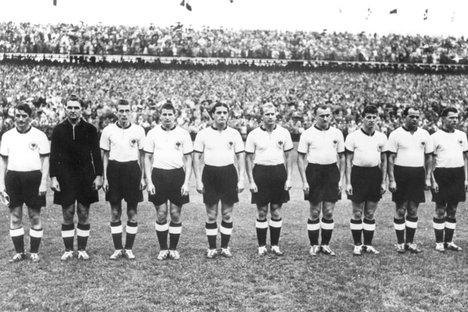 Horst Eckel (3.v.l.) steht vor dem Anpfiff des WM-Finals 1954 auf dem Platz.