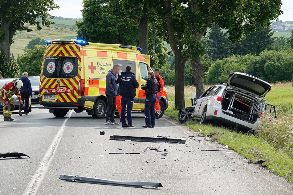 Einsatzkräfte an der Unfallstelle.
