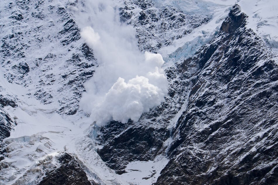 Die Schneebrettlawine riss einen 60-Jährigen und eine 58-Jährige mit sich. (Symbolbild)