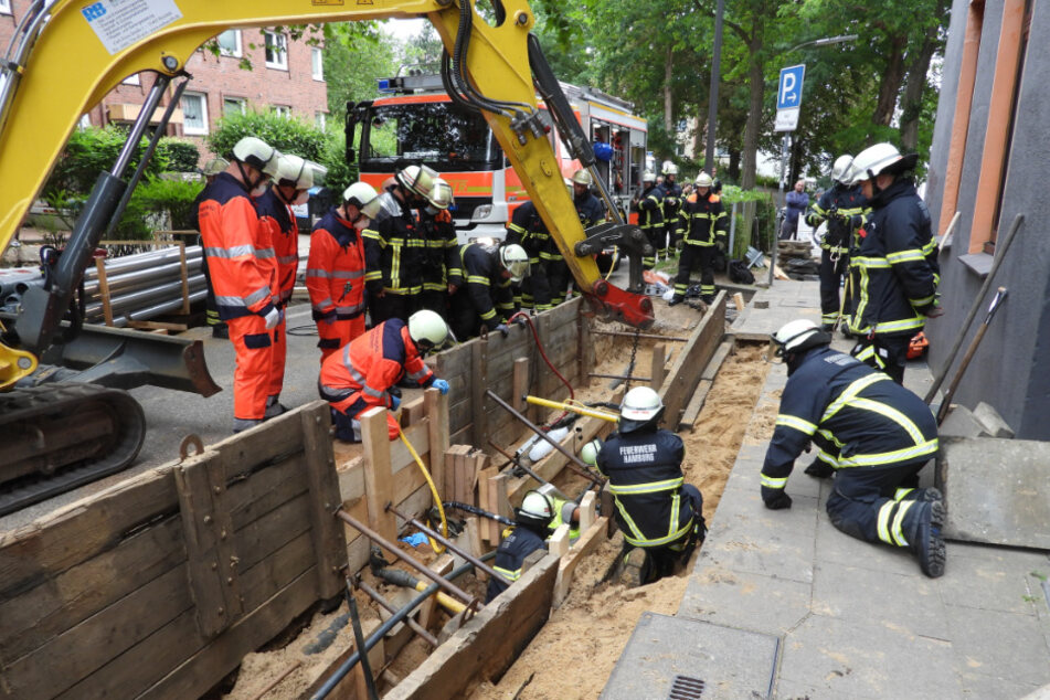Mit einem Bagger wurde der Mann aus der Grube gezogen.
