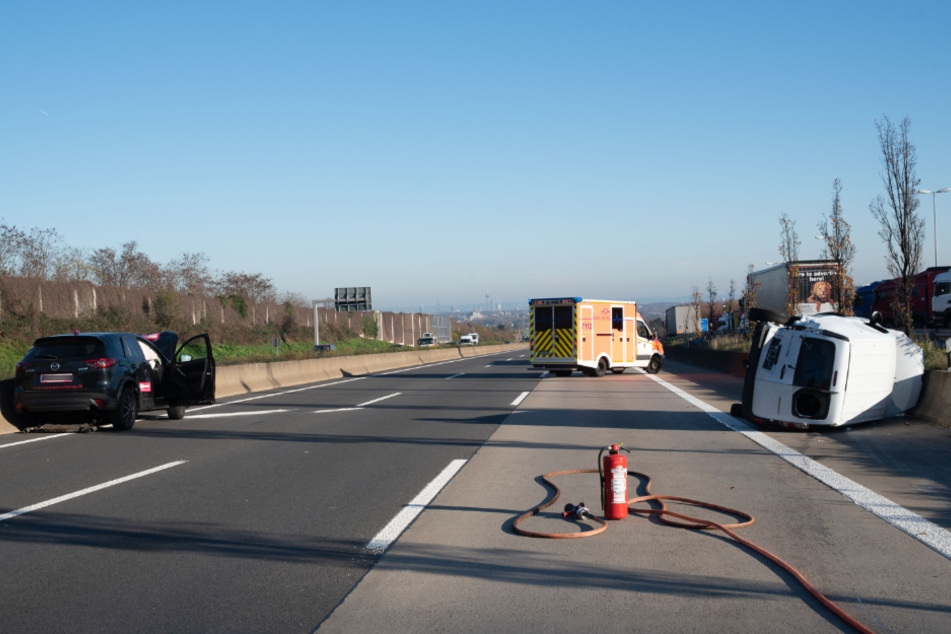 Vier Menschen sind bei einem Unfall auf der A4 bei Frechen (Rhein-Erft-Kreis) schwer verletzt worden. Bei einer Person besteht laut Polizei Lebensgefahr.