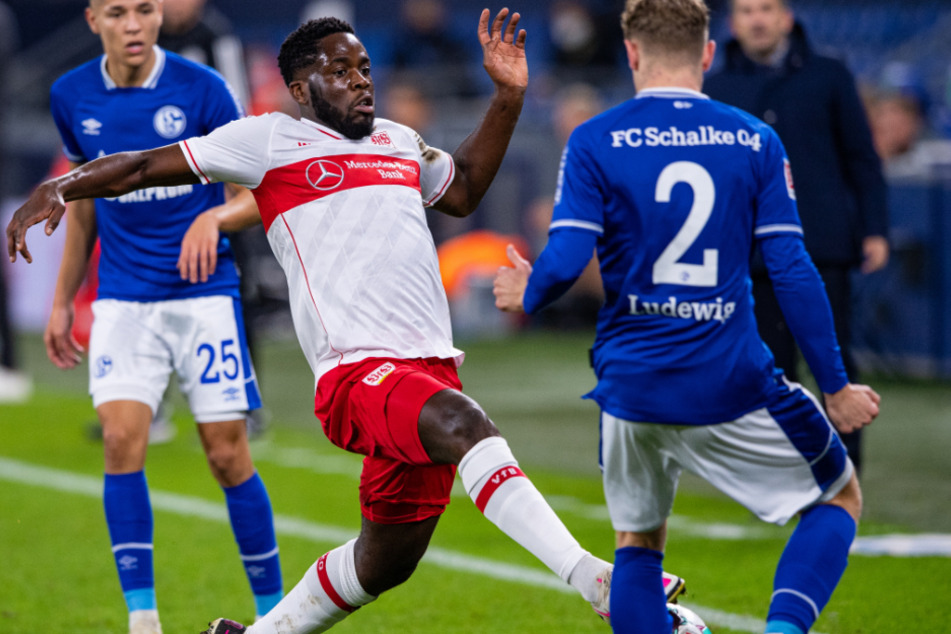 Schalkes Kilian Ludewig (20, r.) und VfB-Mittelfeldmann Orel Mangala (22) kämpfen um den Ball.