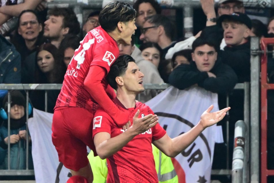 Ausgerechnet Ex-Kiezkicker Igor Matanovic (r.) mit dem Doppelpack: Der SC Freiburg drehte das Spiel gegen den FC St. Pauli in der zweiten Hälfte.
