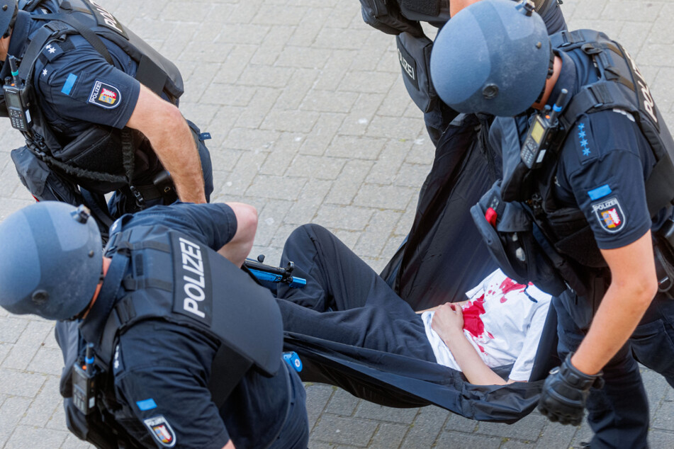 Polizistin bargen eine Statistin, die eine verletzte Schülerin darstellen sollte.
