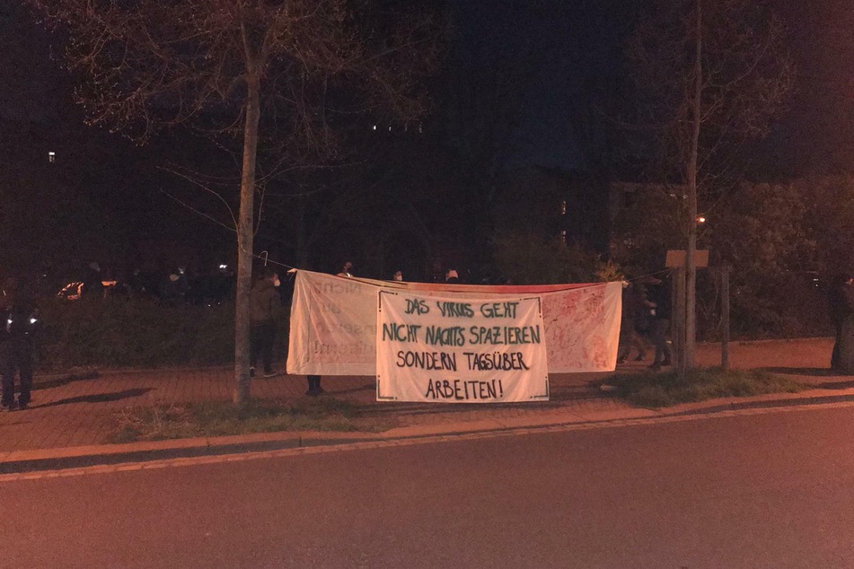 "Ich bin täglich einem Infektionsrisiko ausgesetzt, darf danach aber keine Freunde im Park treffen", so eine Erzieherin.