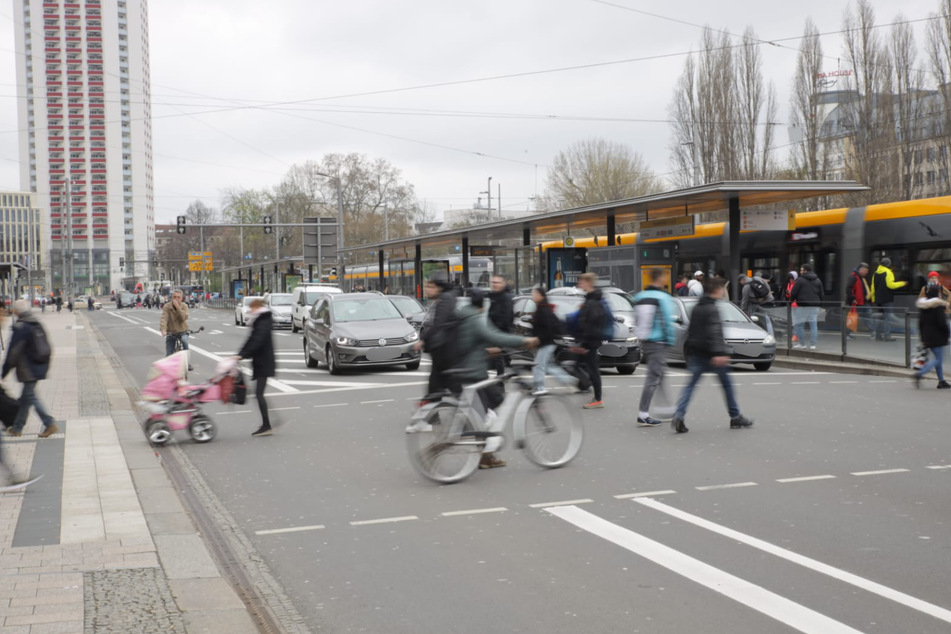 Zwei der vier Spuren am Hauptbahnhof wurden in einen Fahrradstreifen und einer daneben verlaufenden Einfädelspur für Taxen und den Wirtschaftsverkehr umgewandelt.