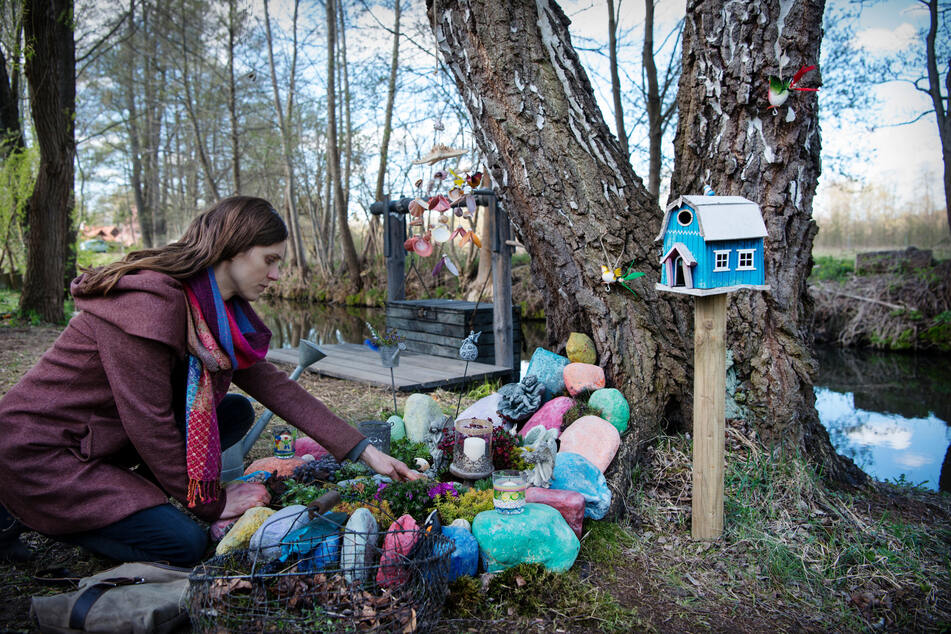 Jasmin Heyse (Sophie Lutz, 40) sitzt trauernd an der Gedenkstätte für ihre tote Tochter.
