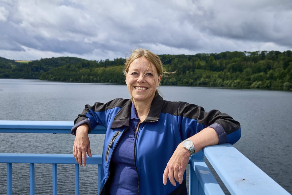Maren Wittig (57) ist nicht nur für die Talsperre Gottleuba verantwortlich, sondern für den ganzen Bereich Oberes Elbtal. Für den Fotografen setzte sie ein Lächeln auf. Aber die Situation ist ernst.
