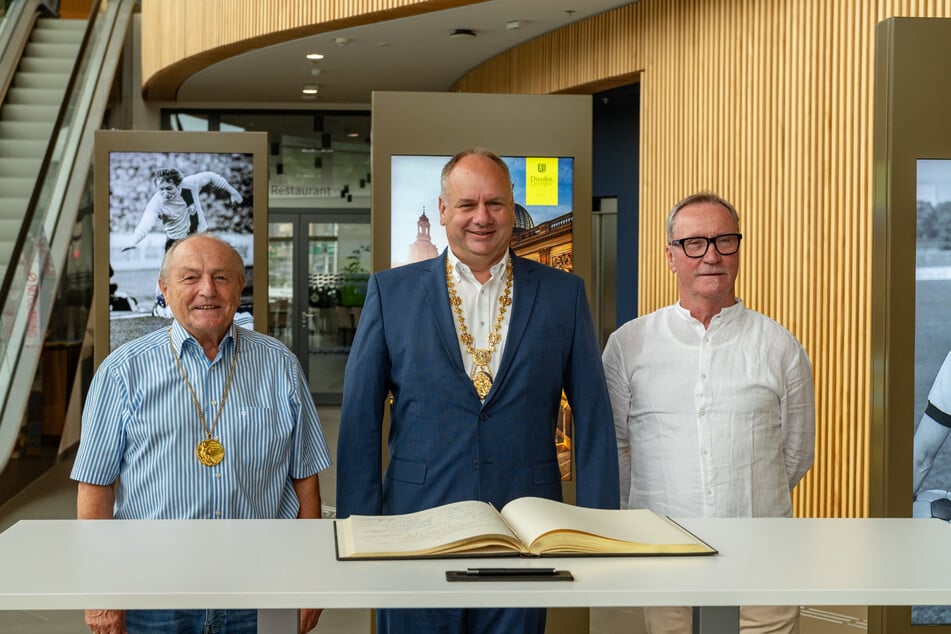 Dieter Riedel (78, l.) und Gerd Weber (70, r.) durften sich im Beisein von OB Dirk Hilbert (54, FDP) ins Goldene Buch eintragen.