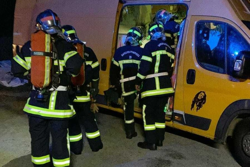 Die Feuerwehr am Van von Yvonne Pferrer und ihrem Freund Jeremy Grube.