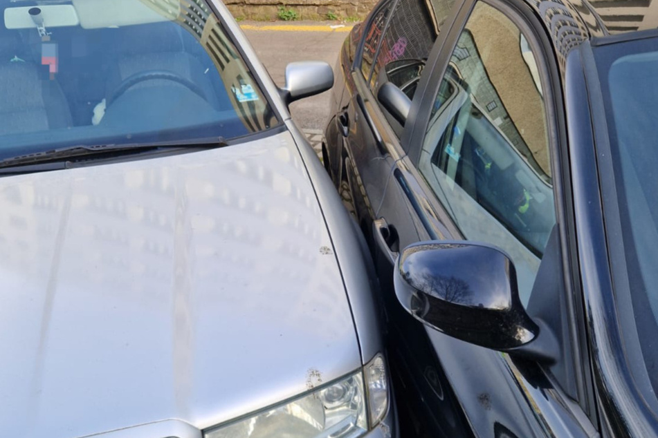 Eine Frau klemmte sich mit ihrem grauen Škoda auf einem Parkplatz in Jungbunzlau (Mittelböhmen) selbst ein.