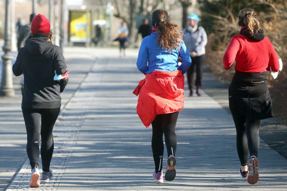 Bei Temperaturen um vier Grad Celsius und Sonnenschein joggen Frauen am Internationalen Frauentag durch den Tiergarten.
