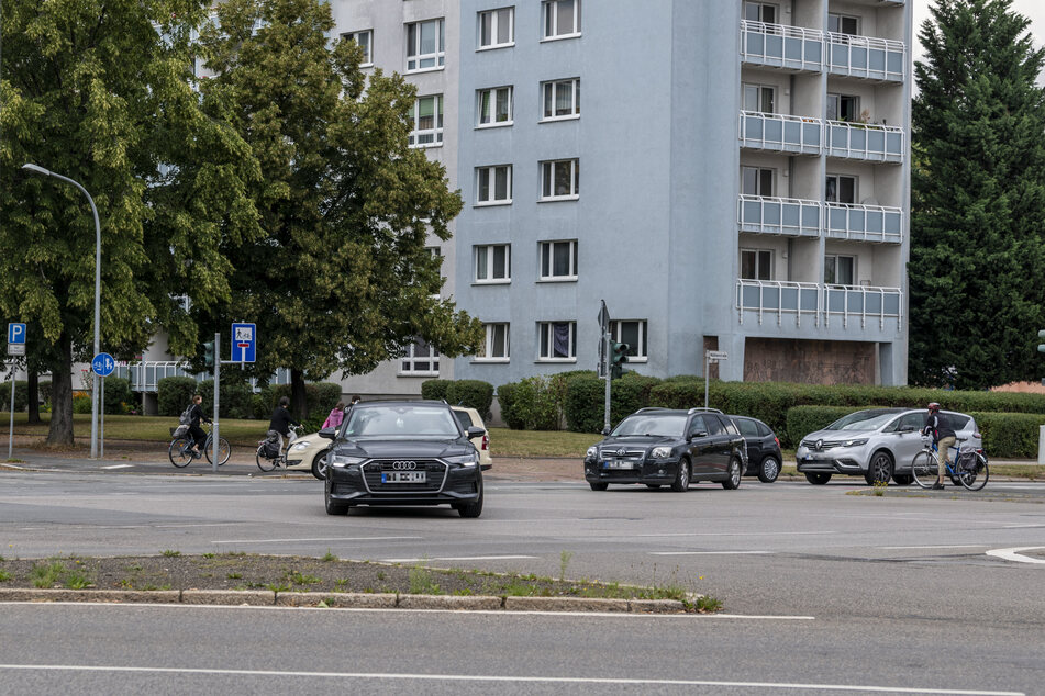 Gleich zwei Autofahrer biegen hier gleichzeitig links ab in die Brückenstraße - obwohl das nur Busse dürfen.