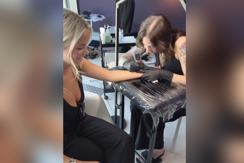 Anna Maria Schimanski (23) lässt sich ihr erstes Tattoo stechen
