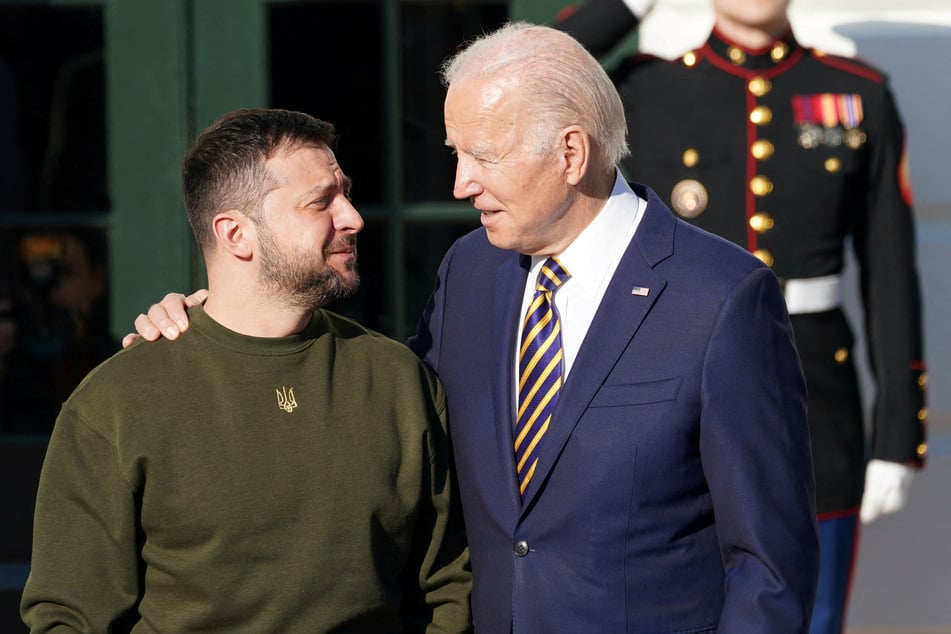 Ukrainian President Volodymyr Zelensky (l.) has thanked President Joe Biden for supporting his country in its war with Ukraine.