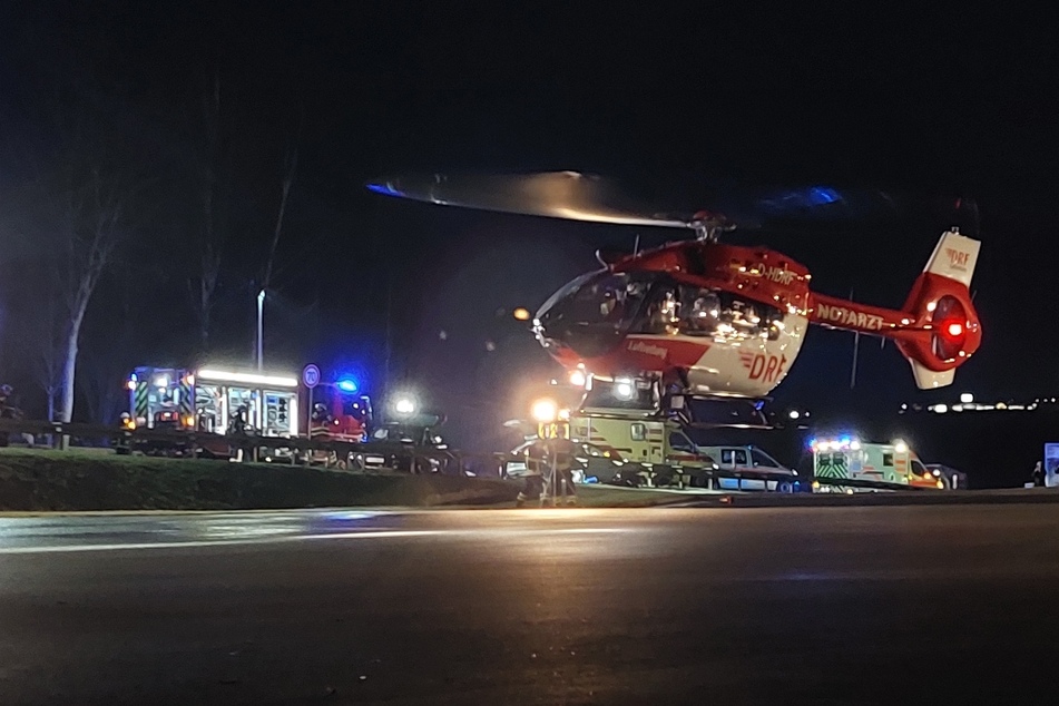 Der Rettungshubschrauber brachte die 67-Jährige Skoda-Fahrerin in ein Krankenhaus.
