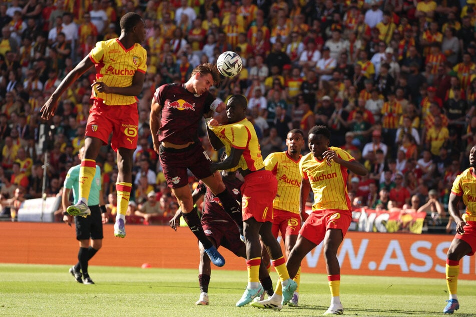 RC Lens präsentierte sich beim Abendspiel als sehr robuster Gegner für RB Leipzig, der auch im Test keine Scheu hatte, mit Härte in die Zweikämpfe zu gehen.