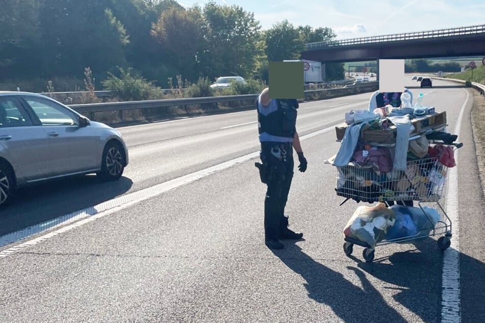 Einkaufswagen ist randvoll und was ist der kürzeste Weg? Natürlich der über die Autobahn ...