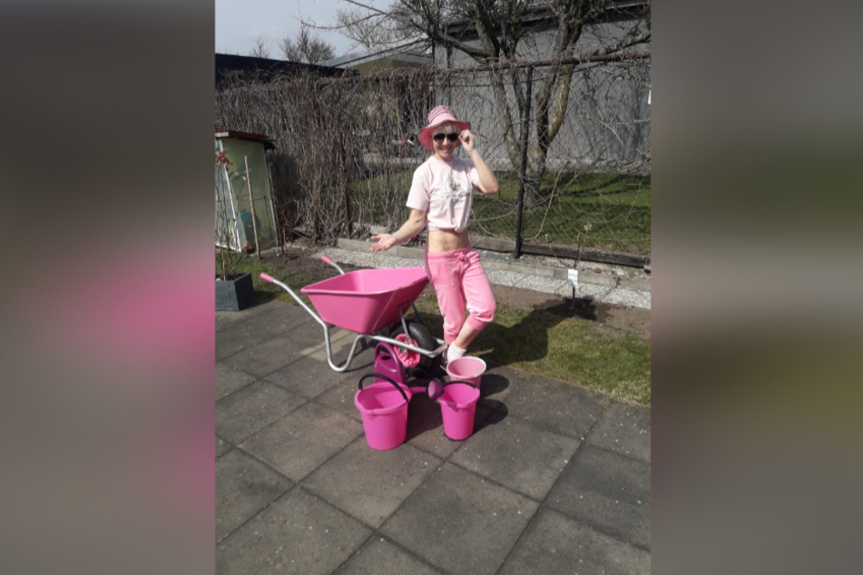 Musik-Artistin Carmen Schlese (45) kombiniert ihr Krafttraining mit Gartenarbeit.