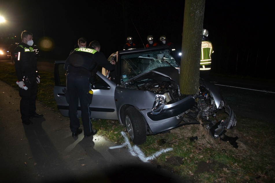 Die Polizei am Einsatzort. Der Unfallwagen wurde völlig zerstört.