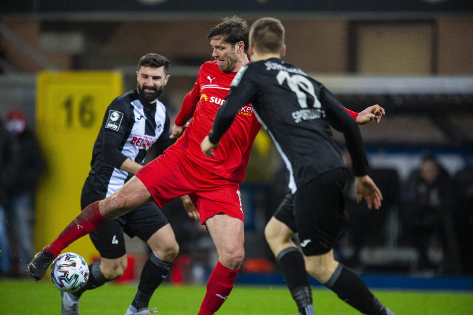 Beim 1:1 in Verl erzielte Ronny König (37, M.) den Ausgleichstreffer für Zwickau und damit sein 50. Drittliga-Tor für den FSV.