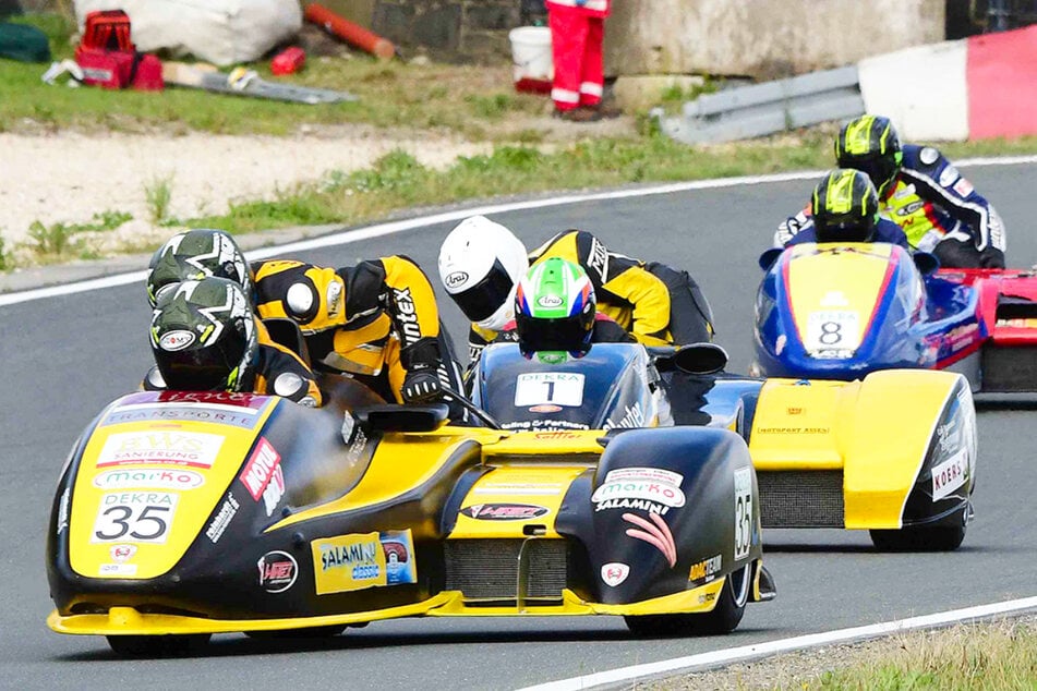 Tragt Euch in das Formular ein und gewinnt mit ein bisschen 2 Tickets fürs Sidecar-Trophy-Wochenende am Schleizer Dreieck.