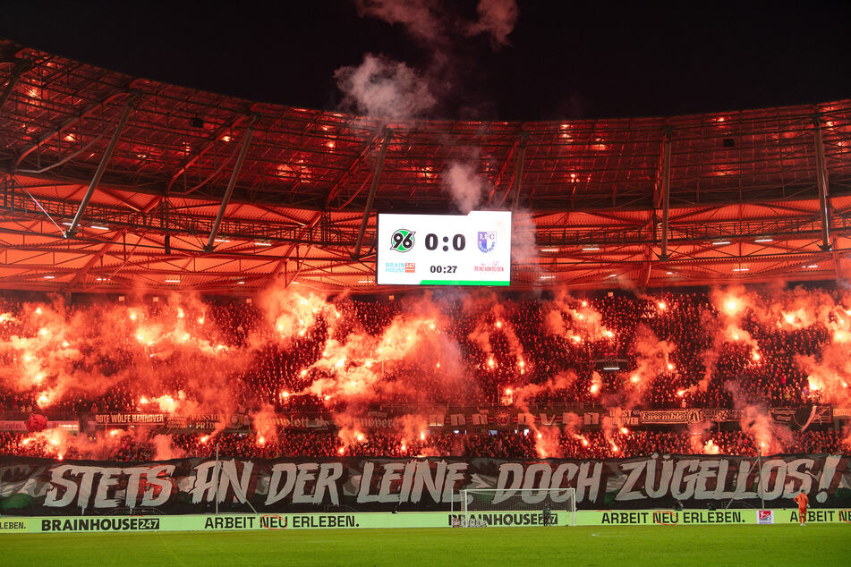 Allein die Pyro und Raketen im Heimspiel gegen den 1. FC Magdeburg im Oktober 2023 kosteten Hannover 96 124.140 Euro.