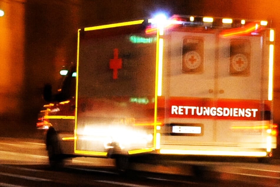Auto landet in Bachbett: Fahrer (35) bei Unfall schwer verletzt